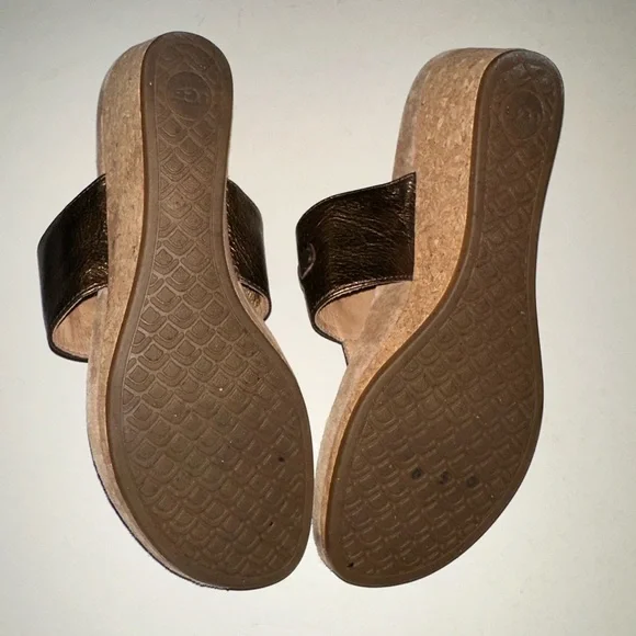 UGG Brielle Bronze Logo Sandals. Sz 8.5 - Picture 5 of 6